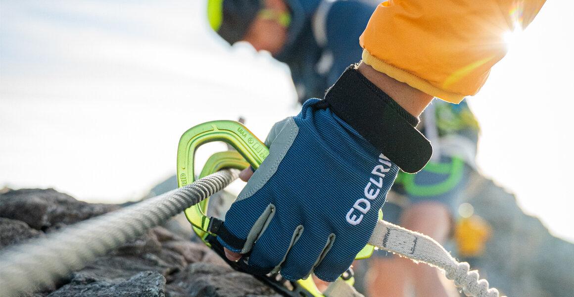 set da via ferrata: vista su un moschettone